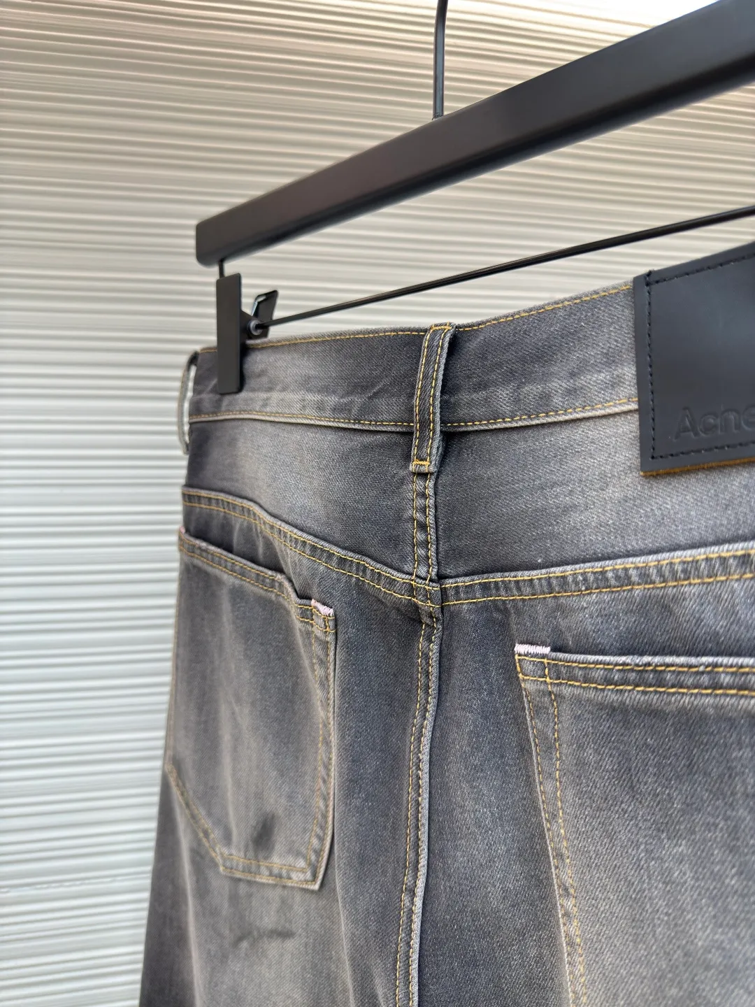 Acne Studios splash-painted denim cropped pants ●Authentic product: Purchased and developed by 2693 ●Item number: 1680125-A65 ●Fabric: denim fabric ●Technology: Painted ●Version: Fitted version ●Size: 30-31-32-33-34 ●Description: Made of denim fabric imported from Japan. It is characterized by high density and thick yarn, so it has strong wear resistance and tensile strength. It also has softness. With the passage of time and frequent wear, denim fabrics will gradually become softer and fit the body through special dyeing and finishing processes. Denim fabrics also have good color fastness and washability. They can withstand multiple washings without fading easily. Hand-painted splash-ink designs take up to 30 minutes to paint a finished product. The daily output is limited and the workmanship is very cumbersome. After painting, it is washed and aged. It is an important process to make denim fabrics show a retro and aged effect. It shows a natural and uneven fading effect. Customized genuine leather label. The details of the back pocket are marked with pink thread. The overall wiring is straight and delicate. The fabric is comfortable and soft. The color is consistent and no color difference. It can be matched with the same style to create a fashionable look and control various occasions. Customized accessories, complete with three labels, same style for men and women!